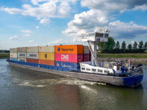 Primeur: barge met containers 4 hoog