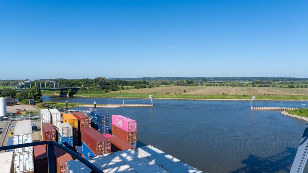 Uitzicht vanaf de kraan als kraanmachinist bij Container Terminal Doesburg