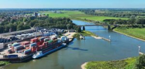 Binnenvaartschip met containers bij inland terminal als duurzaam alternatief voor wegtransport