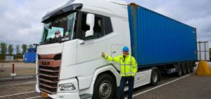 Vrachtwagen met containertransport en chauffeur