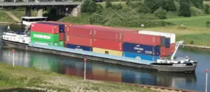 Binnenvaartschip met containers bij Container Terminal Doesburg als onderdeel van multimodaal transport en last mile distributie in Oost-Nederland.